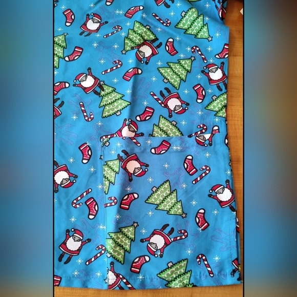 Women's Size XL Scrub Top by Gabby Brooke Christmas Santa pattern V-neck NWT - Picture 3 of 5